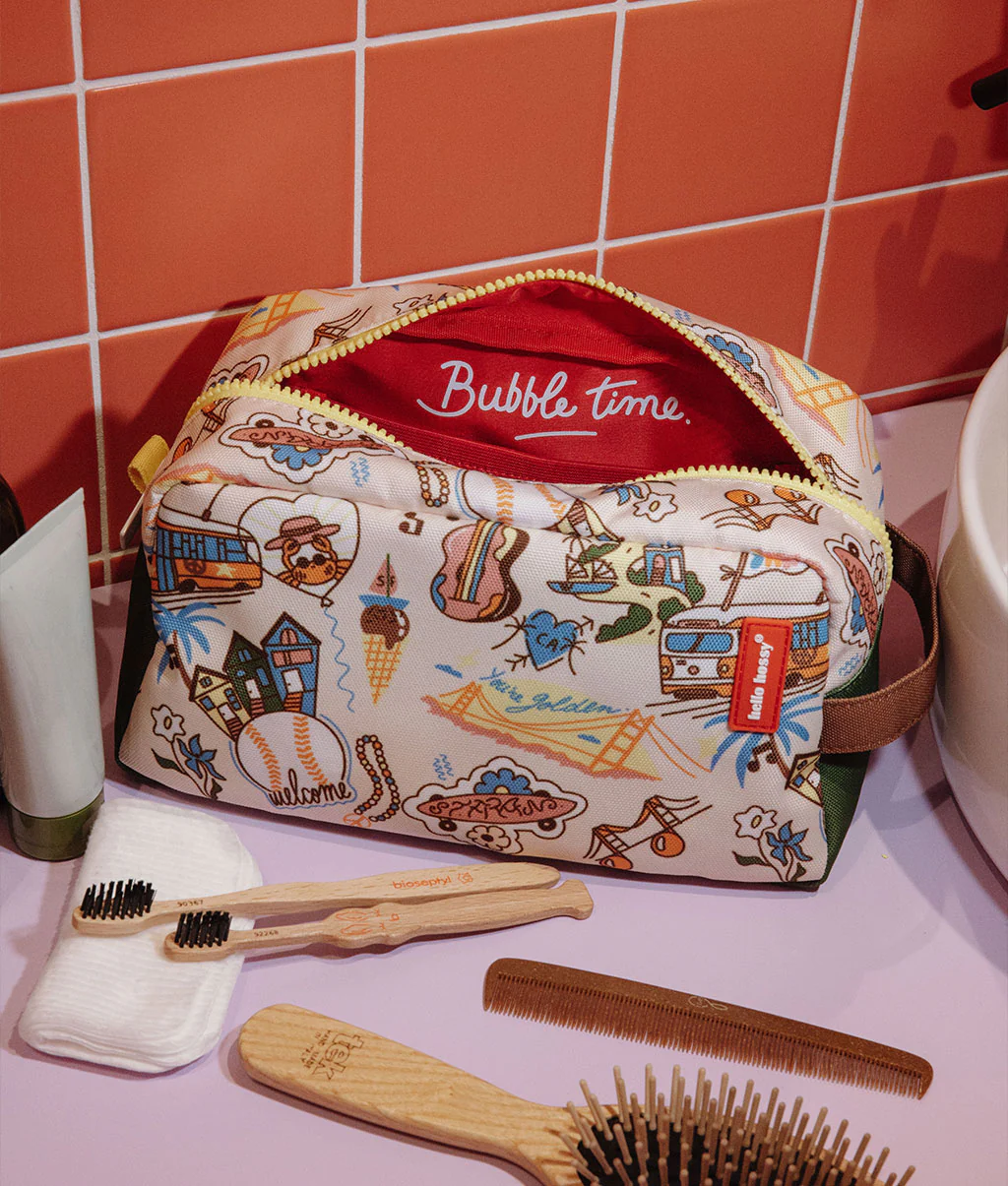 Trousse de toilette enfant San Francisco, tissu recyclé déperlant, avec motifs colorés, filet intérieur et anse de transport