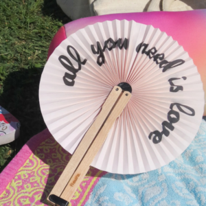 Éventail pai pai pliable en papier et bois FSC avec message “All You Need Is Love” – accessoire romantique et éco-responsable