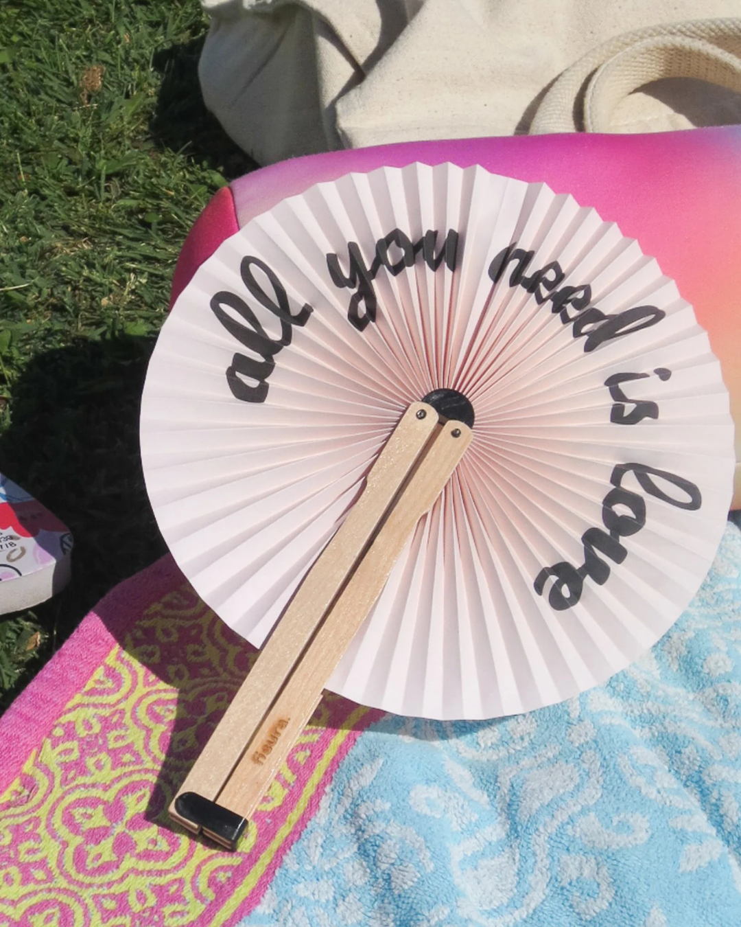 Éventail pai pai pliable en papier et bois FSC avec message “All You Need Is Love” – accessoire romantique et éco-responsable