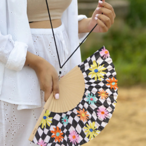 Éventail vintage motif géométrique à fleurs, noir et blanc avec touches florales colorées – en bois FSC et textile, avec cordon