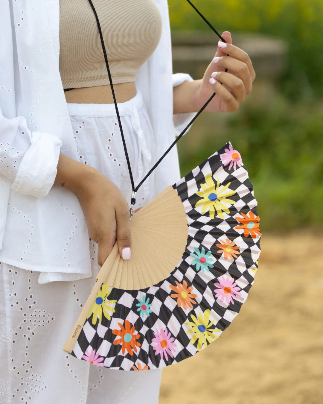 Éventail vintage motif géométrique à fleurs, noir et blanc avec touches florales colorées – en bois FSC et textile, avec cordon