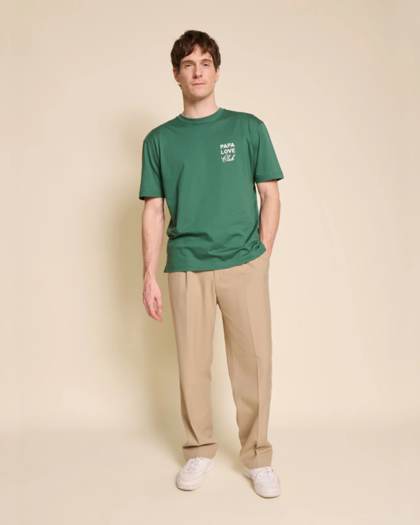 T-shirt vert oversize en coton bio avec inscription "Papa Love Club", porté par un homme, modèle unisexe.