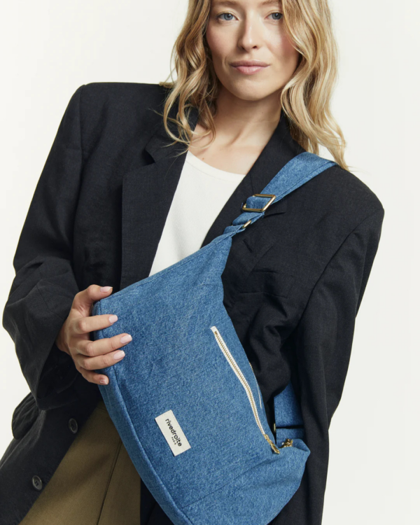 Sac Mini Charlot en denim clair upcyclé – sac crossbody léger, pratique et recyclé avec poches zippées