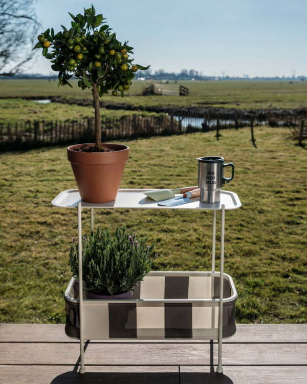 Jardinière sur pied design Fatboy Adoreganizer Rayé Cacao avec panier textile et structure en acier