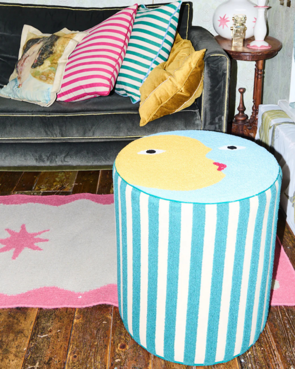 Pouf rond en coton bio avec rayures vert forêt et imprimé lune sur le dessus, design original et artisanal