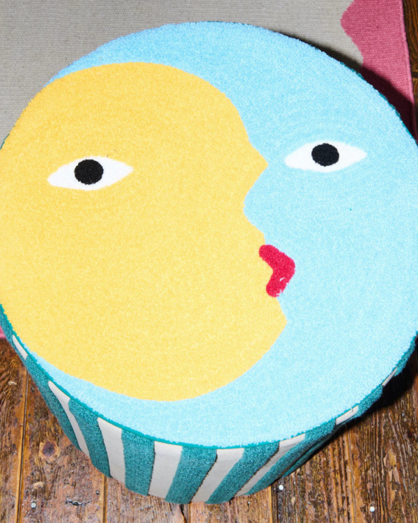 Pouf rond en coton bio avec rayures vert forêt et imprimé lune sur le dessus, design original et artisanal