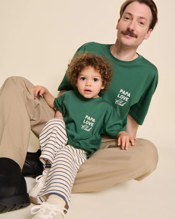 T-shirt vert oversize en coton bio avec inscription "Papa Love Club", porté par un homme, modèle unisexe.