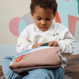 Trousse scolaire enfant Mini Walnut, double compartiment, tissu déperlant, assortie au sac à dos, idéale pour école et maternelle