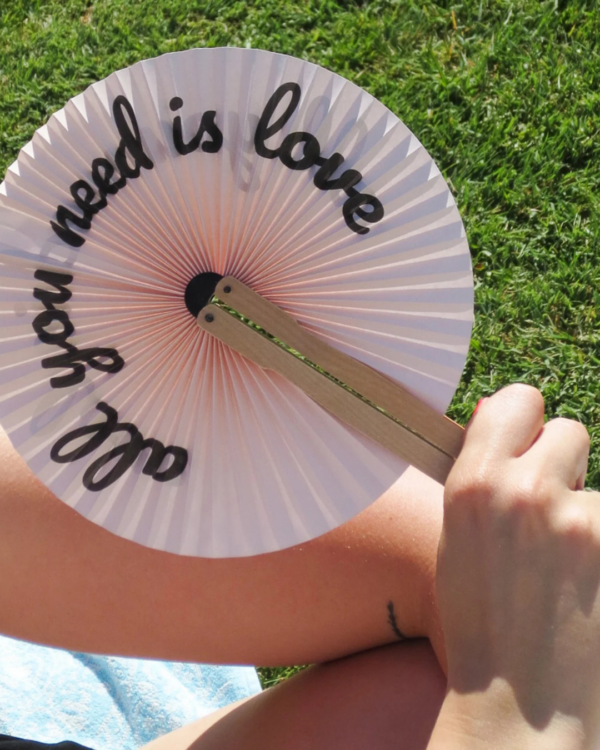 Éventail pai pai pliable en papier et bois FSC avec message “All You Need Is Love” – accessoire romantique et éco-responsable