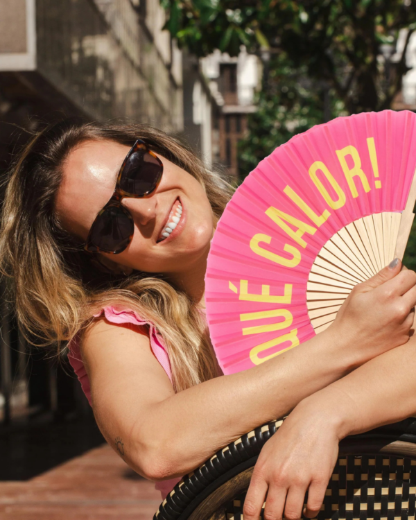 Éventail "Que Calor" rose et jaune en bois FSC et textile avec cordon – accessoire coloré et écoresponsable pour l’été