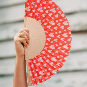 Éventail rouge et rose à motifs cœurs, en bois FSC et textile, avec cordon – accessoire romantique et écoresponsable pour l’été