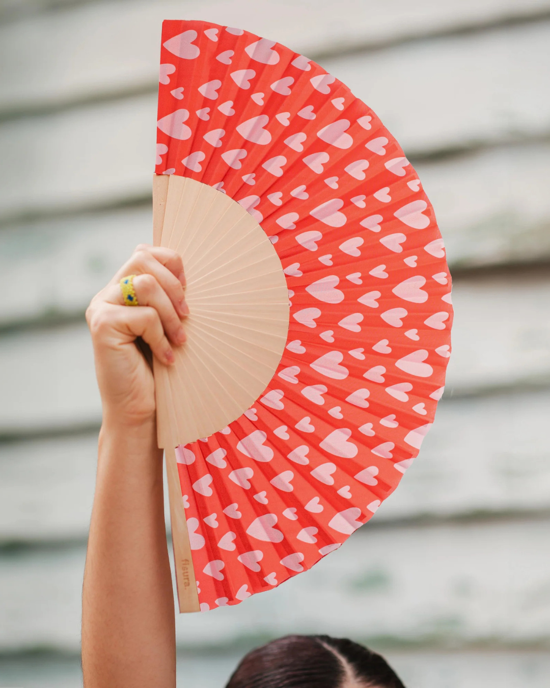 Éventail rouge et rose à motifs cœurs, en bois FSC et textile, avec cordon – accessoire romantique et écoresponsable pour l’été