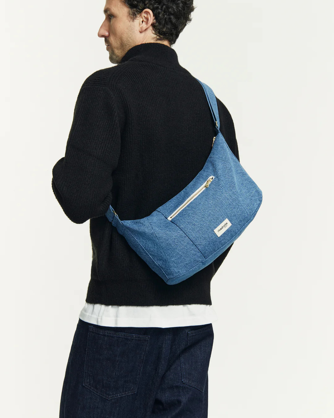 Sac Mini Charlot en denim clair upcyclé – sac crossbody léger, pratique et recyclé avec poches zippées