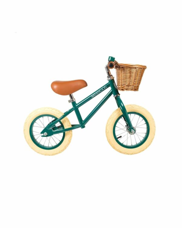 Draisienne Banwood First Go en vert foncé avec panier en osier, style vintage pour enfant de 2 à 5 ans.