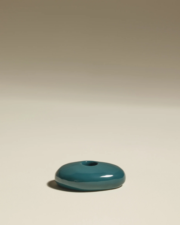 Bougeoir en céramique bleu arrondi, forme galet inspirée du bord de mer, modèle « Bleu Sarah »