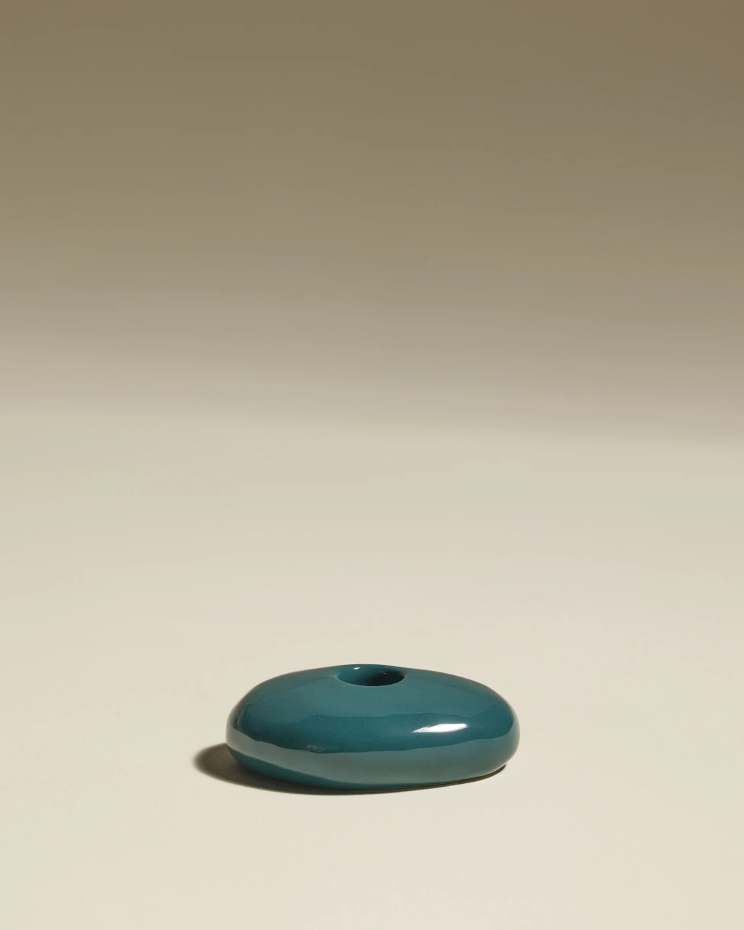 Bougeoir en céramique bleu arrondi, forme galet inspirée du bord de mer, modèle « Bleu Sarah »