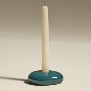Bougeoir en céramique bleu arrondi, forme galet inspirée du bord de mer, modèle « Bleu Sarah »