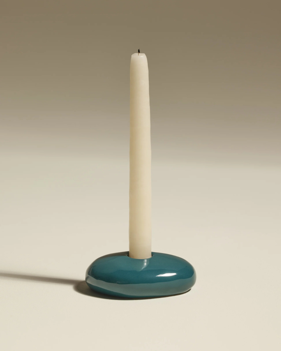 Bougeoir en céramique bleu arrondi, forme galet inspirée du bord de mer, modèle « Bleu Sarah »