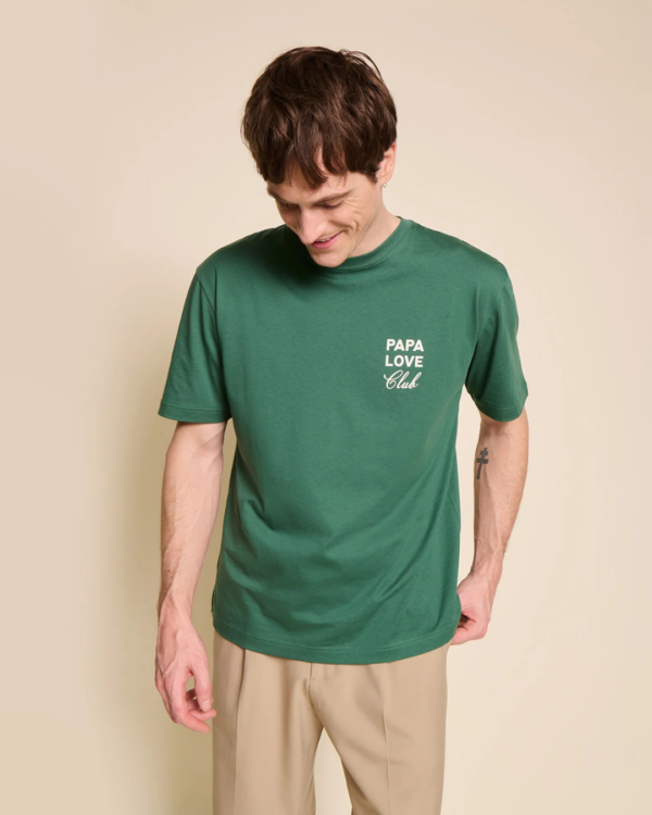T-shirt vert oversize en coton bio avec inscription "Papa Love Club", porté par un homme, modèle unisexe.