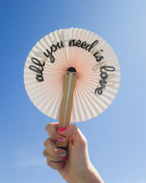 Éventail pai pai pliable en papier et bois FSC avec message “All You Need Is Love” – accessoire romantique et éco-responsable