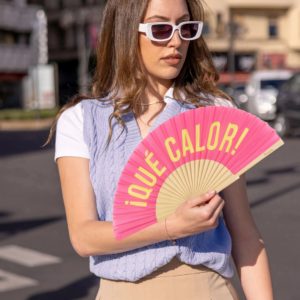 Éventail "Que Calor" rose et jaune en bois FSC et textile avec cordon – accessoire coloré et écoresponsable pour l’été