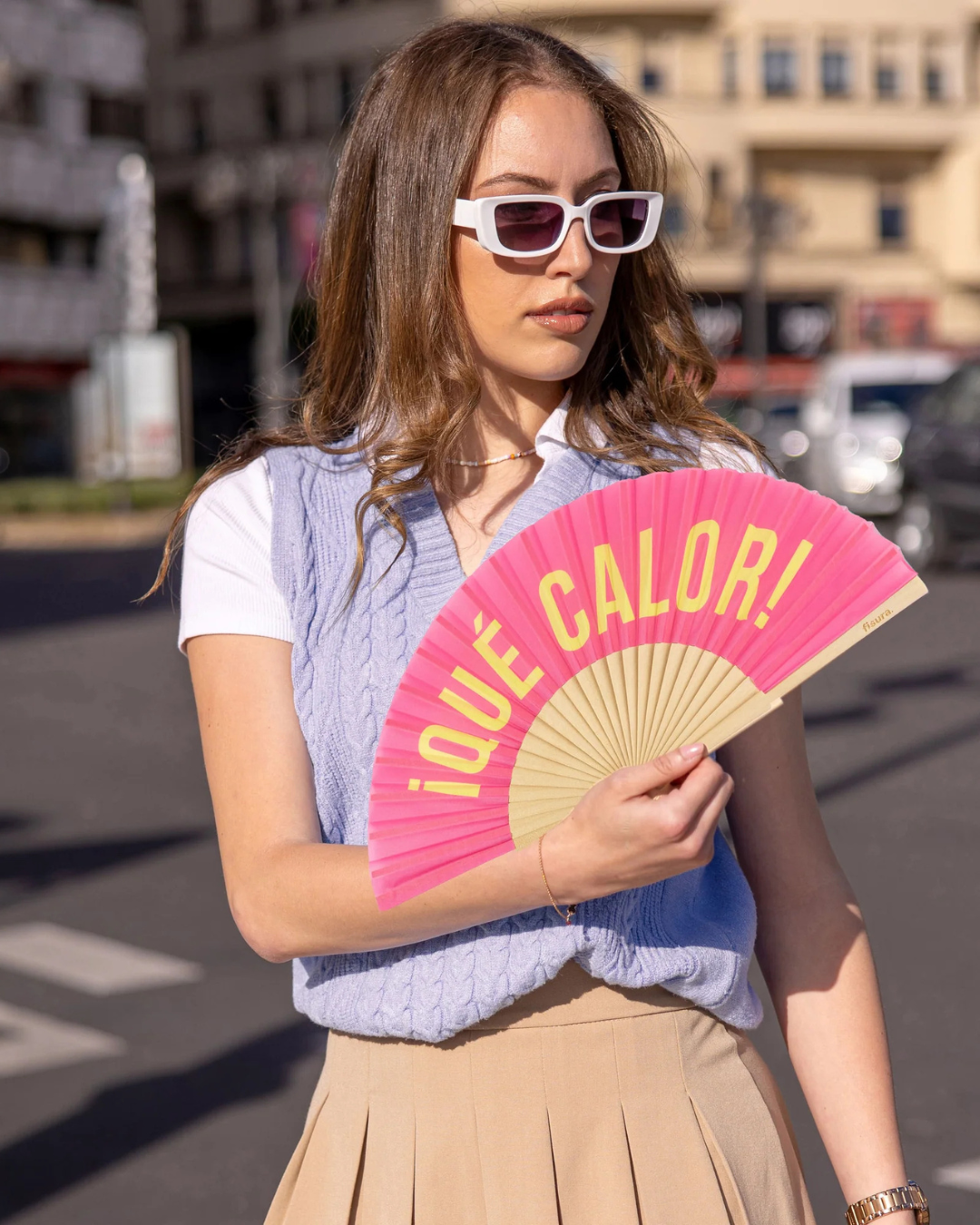 Éventail "Que Calor" rose et jaune en bois FSC et textile avec cordon – accessoire coloré et écoresponsable pour l’été