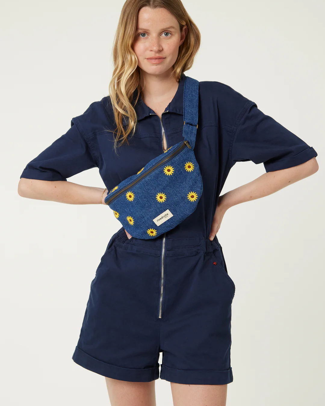 Sac banane Custine en denim brodé de tournesols – modèle upcyclé 100% coton, pratique et stylé