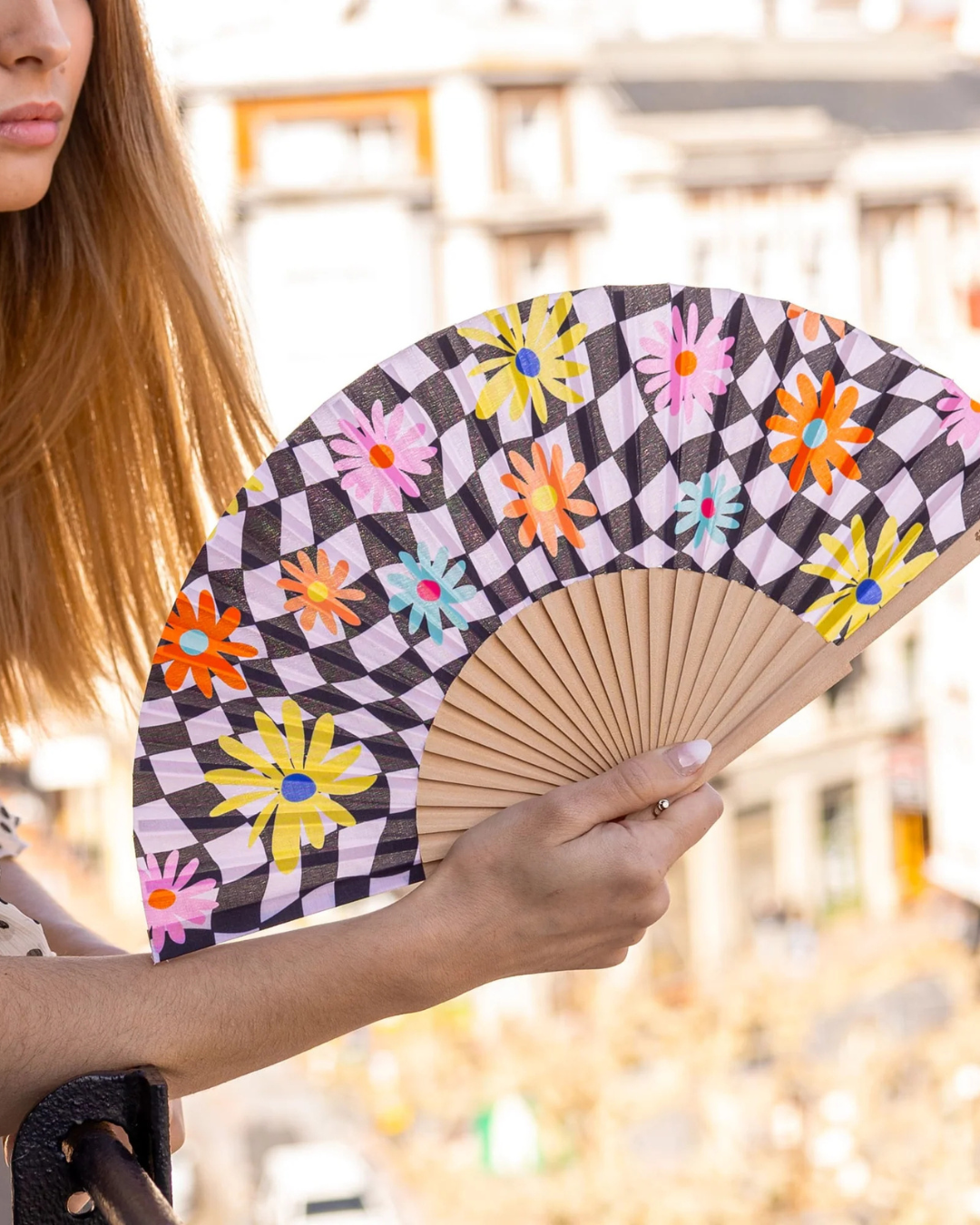 Éventail vintage motif géométrique à fleurs, noir et blanc avec touches florales colorées – en bois FSC et textile, avec cordon