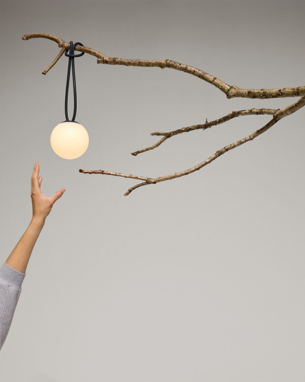 Petite lampe nomade LED Bolleke Mini de Fatboy suspendue