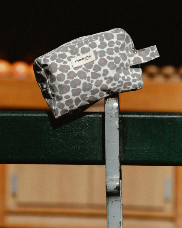 Trousse XL Rive Droite Paris – Léopard Gris – Matière recyclée et design responsable