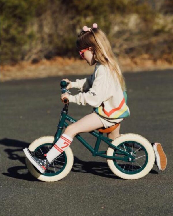 Draisienne Banwood First Go en vert foncé avec panier en osier, style vintage pour enfant de 2 à 5 ans.