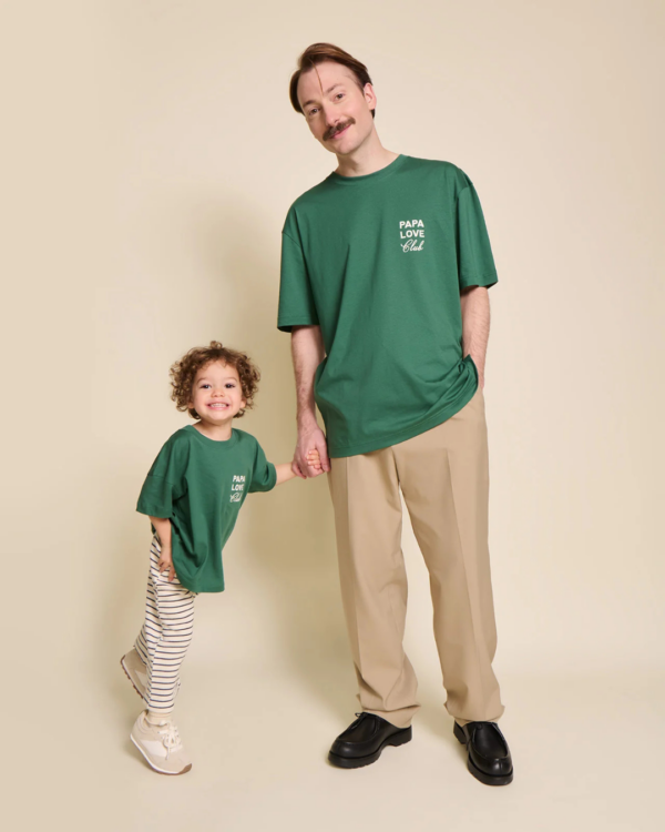 T-shirt enfant vert en coton bio avec inscription "Papa Love Club", coupe confortable, modèle mixte, porté par un enfant de 6 ans.