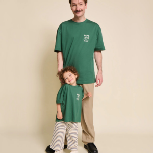 T-shirt enfant vert en coton bio avec inscription "Papa Love Club", coupe confortable, modèle mixte, porté par un enfant de 6 ans.