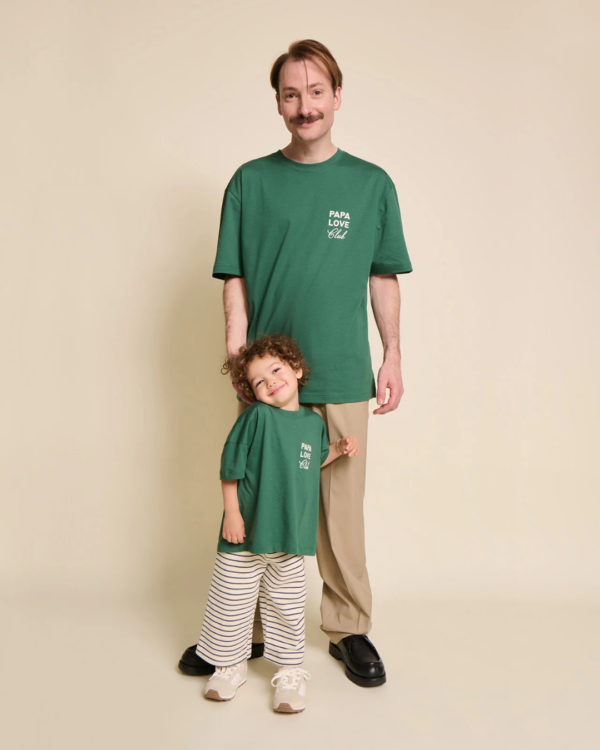 T-shirt enfant vert en coton bio avec inscription "Papa Love Club", coupe confortable, modèle mixte, porté par un enfant de 6 ans.