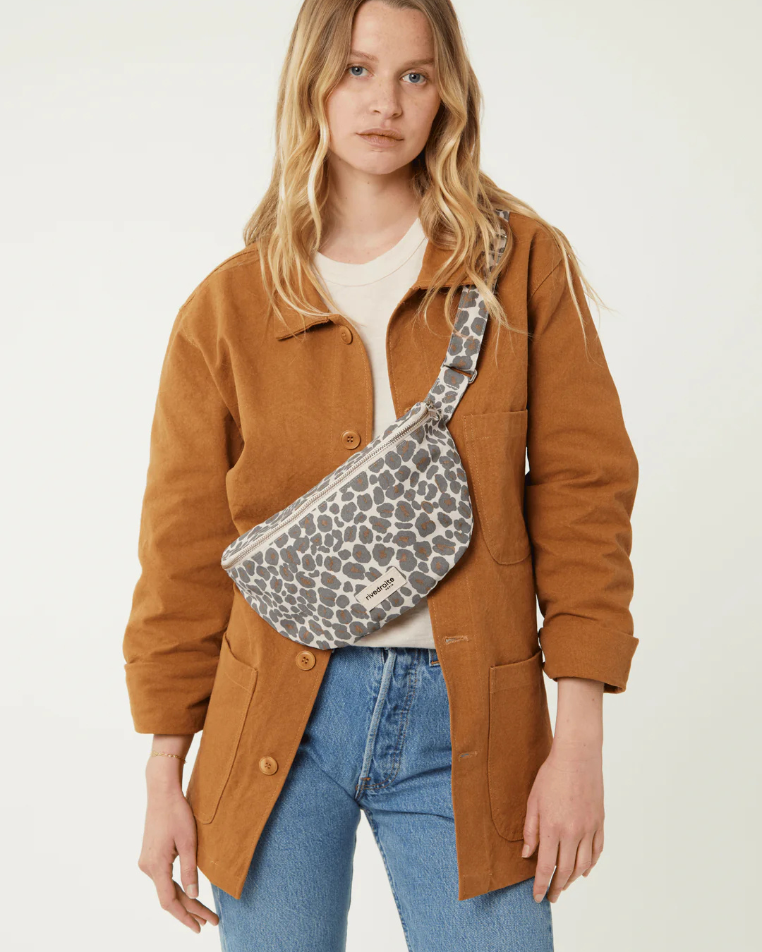 Banane Custine Léopard Gris – sac banane en tissu recyclé à imprimé animalier, pratique et éthique