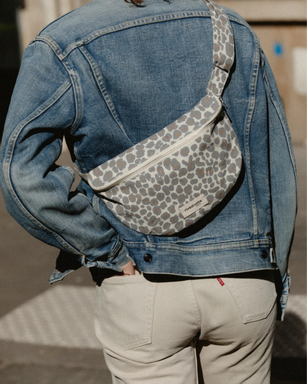 Banane Custine Léopard Gris – sac banane en tissu recyclé à imprimé animalier, pratique et éthique