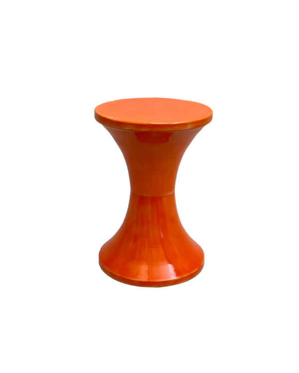 Tabouret Tam Tam au design vintage, coloris uni, utilisé comme assise ou table d’appoint, format compact et moderne