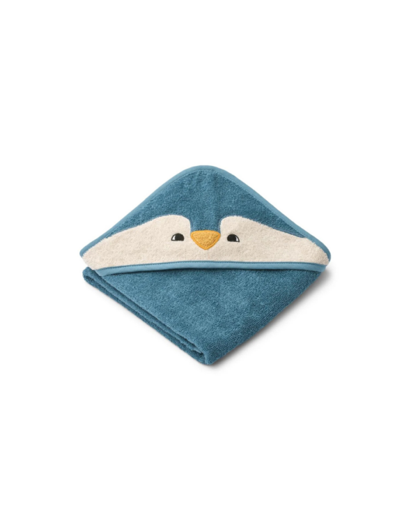 Bébé enveloppé dans une serviette de bain bleue à capuche pingouin en coton biologique GOTS