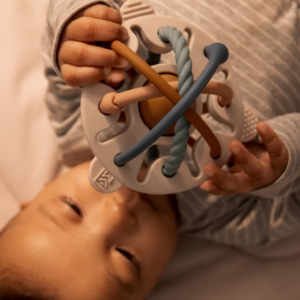 Hochet bébé en silicone souple avec anneaux texturés en forme de planète, idéal pour la dentition et la motricité