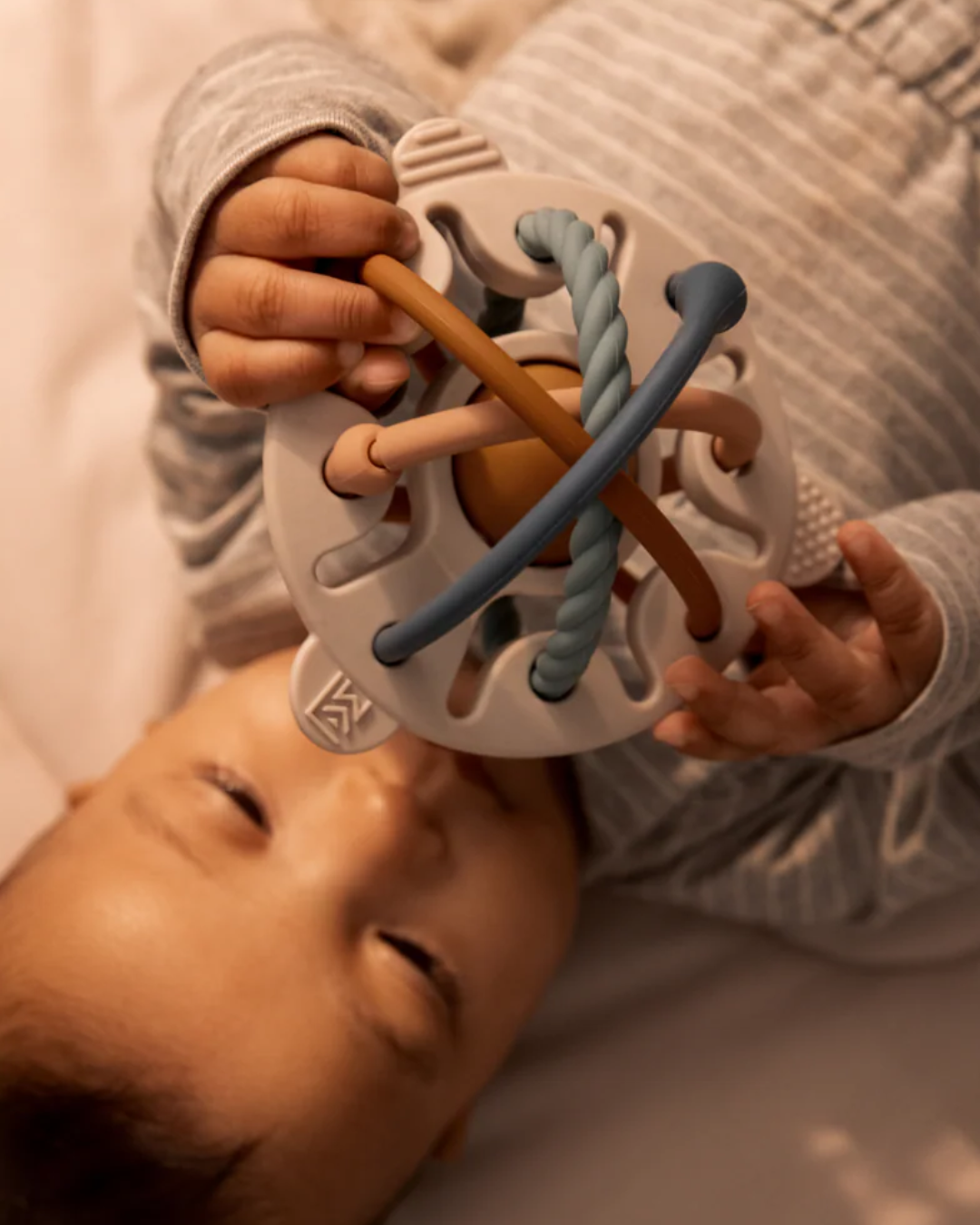 Hochet bébé en silicone souple avec anneaux texturés en forme de planète, idéal pour la dentition et la motricité
