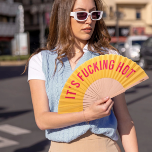 Eventail Fucking Hot – Jaune et Rose | L’accessoire anti-canicule fun & engagé