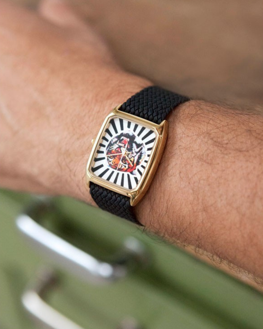 Montre Signature Bengale Noir avec cadran artistique, bracelet perlon tressé 18 mm, assemblée à Paris