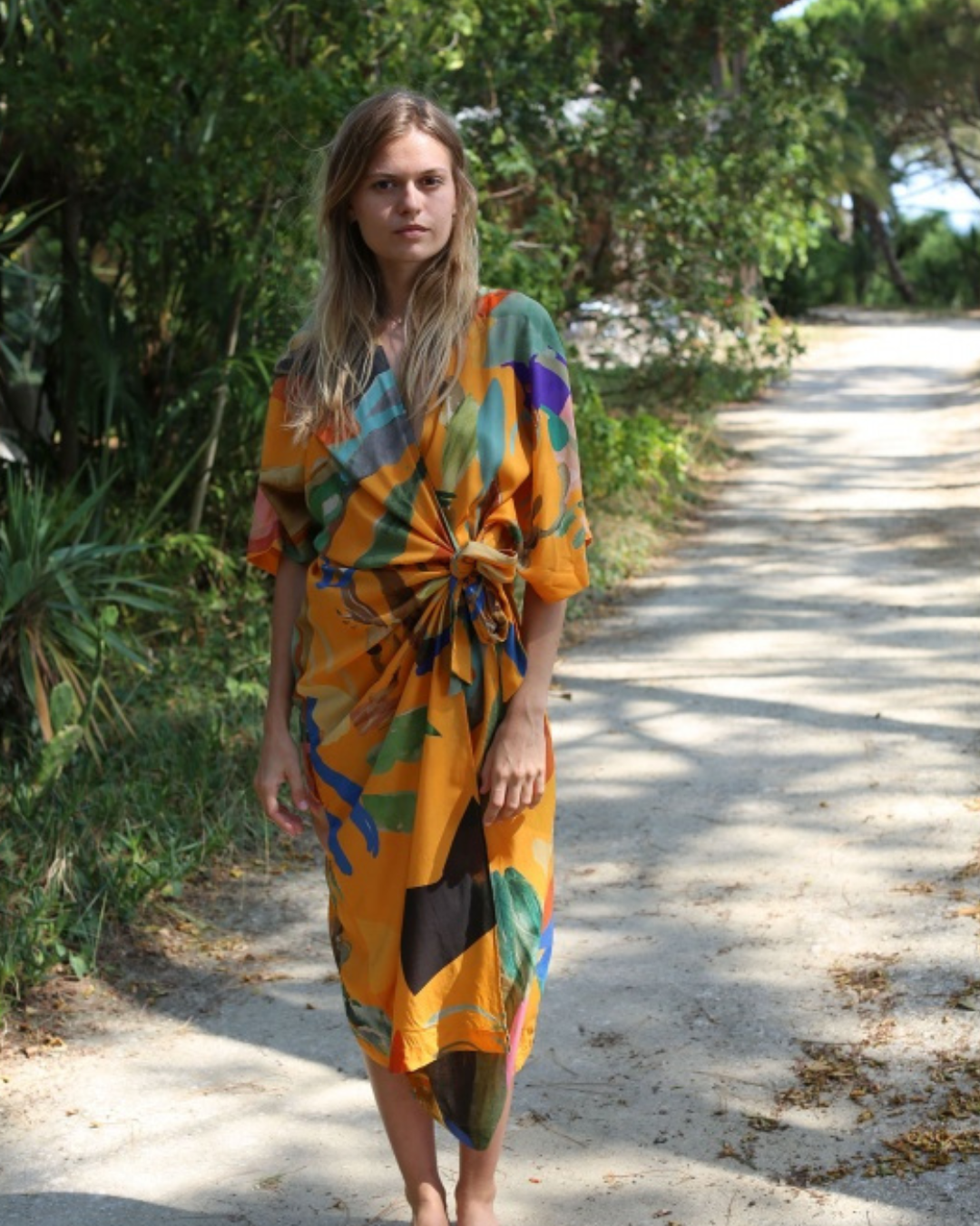 Robe G.Kero Dancing Wood Orange avec imprimé jungle et personnages peints