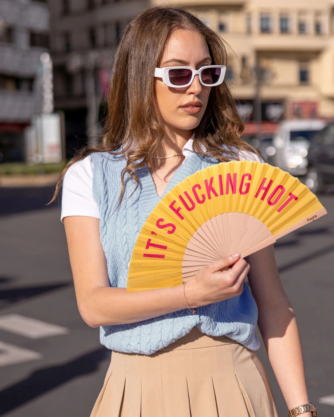 Eventail Fucking Hot – Jaune et Rose | L’accessoire anti-canicule fun & engagé