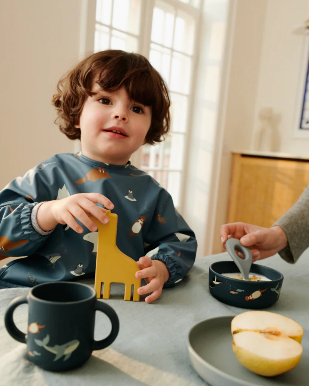 Set de vaisselle bébé en silicone VIVI avec tasse, bol, assiette et cuillère, résistant aux chocs et imprimés ludiques