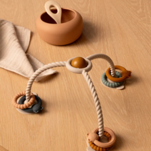 Jouet sensoriel SOREN avec ventouses, anneaux en silicone souple et hochet intégré pour divertir bébé pendant le repas