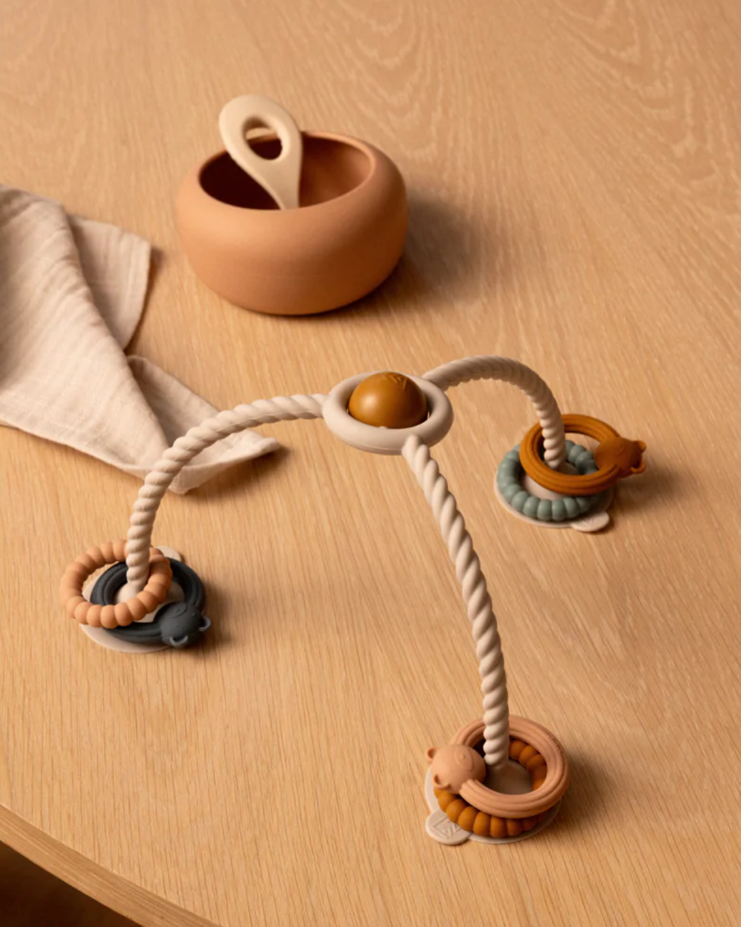 Jouet sensoriel SOREN avec ventouses, anneaux en silicone souple et hochet intégré pour divertir bébé pendant le repas