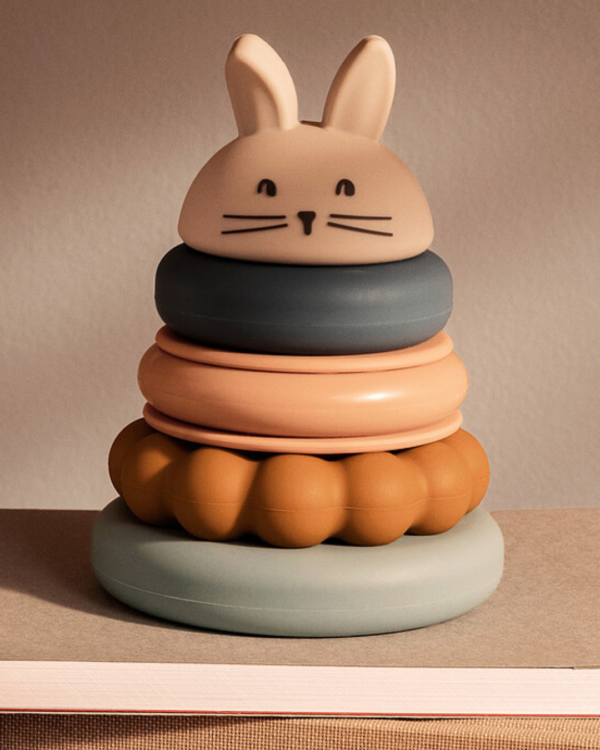 Tour à empiler DONATA en silicone multicolore avec lapin – Jouet sensoriel pour bébé à partir de 12 mois