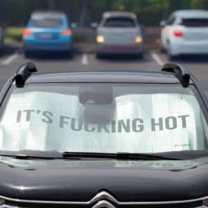 Parasol Voiture “It’s Fucking Hot” – Protection anti-chaleur avec une bonne dose d’humour