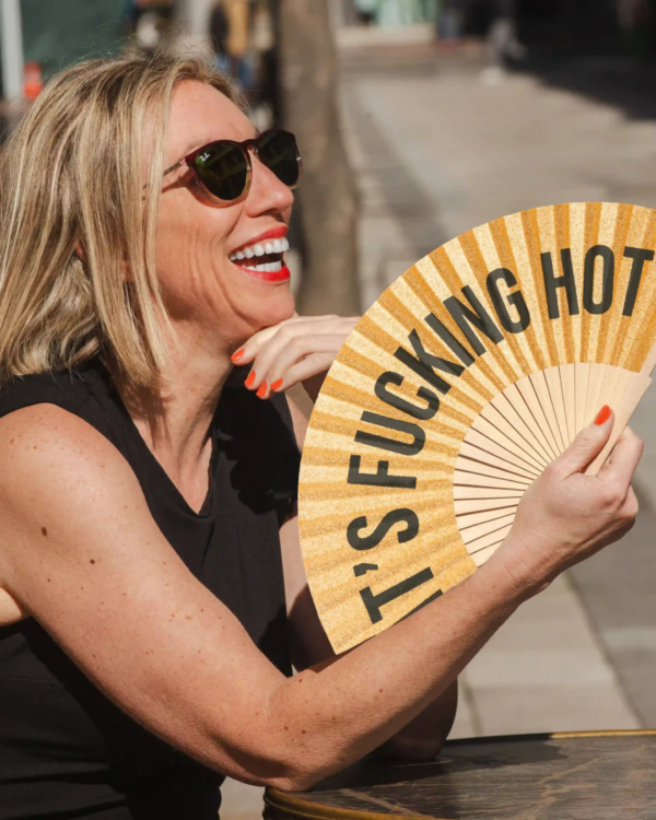 Eventail It’s Fucking Hot – Paillettes Dorées | Glamour, fun et zéro pitié pour la canicule